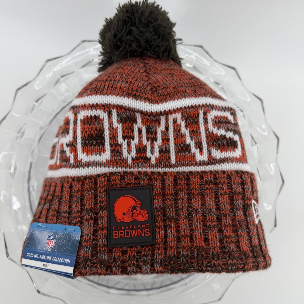New Era Cleveland Browns 2025 NFL Sideline Collection Pom Beanie Hat OSFM New